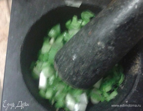 Растереть в ступке с солью, перцем, вареным желтком, 