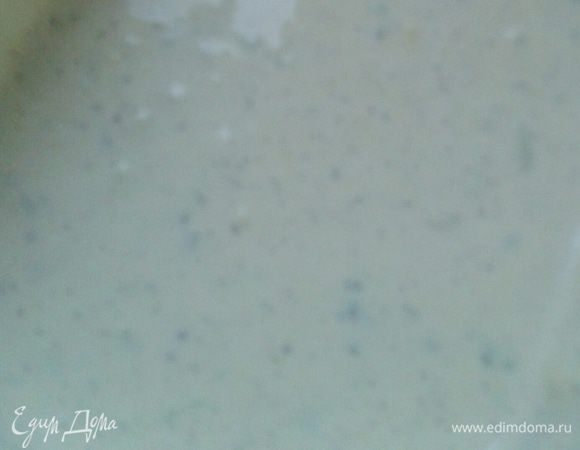 Затем смешать с йогуртом (вместо йогурта  можно использовать простоквашу). В соус можно добавить пару ложек лимонного сока, но в нашем салате маринованный огурчик, поэтому в этом случае лимонный сок не нужен.
