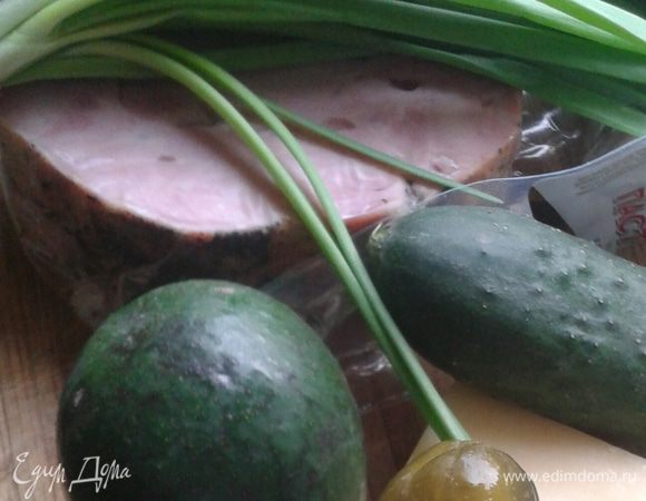 Авокадо почистить, нарезать мелкой соломкой. 