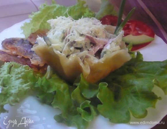 Выкладываем салат в корзиночку, украшаем листом салата.
