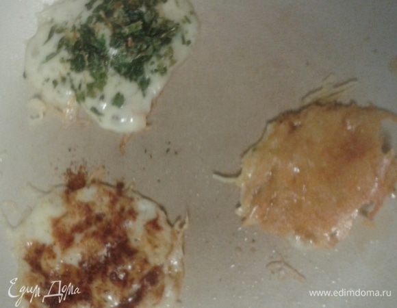 Так же можно приготовить оригинальные чипсы к пиву.
Сыр натереть добавить специи и смешать с небольшим количеством муки. Выложить смесь небольшими порциями на разогретую сковородку. Поджарить с обеих сторон до золотистого цвета. 