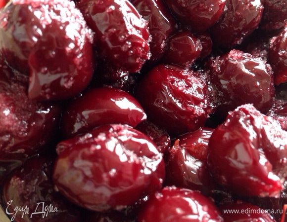 Вишню залить ликером (любым), засыпать сахаром и оставить на 30 минут.