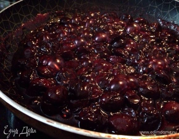 В сковородке растопить сливочное масло и добавить вишню с выделившимся соком.Томить на маленьком огне до почти полного выпаривания.
