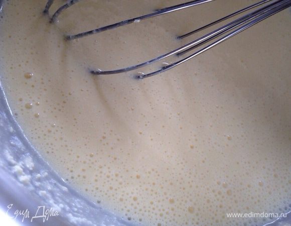 Добавить сметану, цедру и сок лимона.