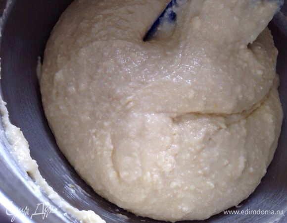 Просеять муку с разрыхлителем и, постепенно добавляя, замесить тесто (консистенция густой сметаны!).