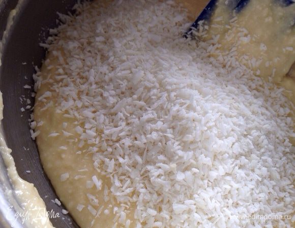 Добавить кокосовую стружку, размешать.