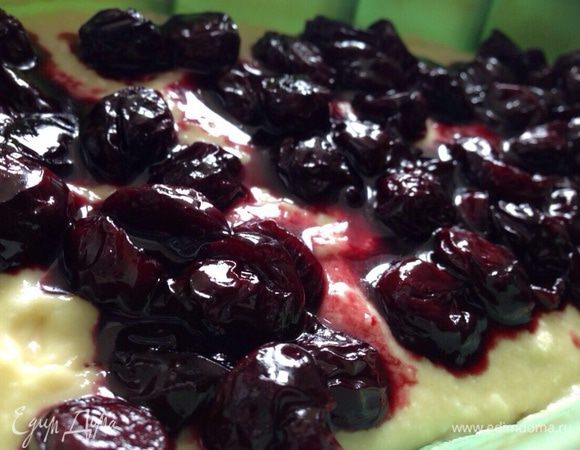 Выложить тесто в форму. Сверху выкладываем вишню и выпекаем 40-45 минут при температуре 180 градусов.