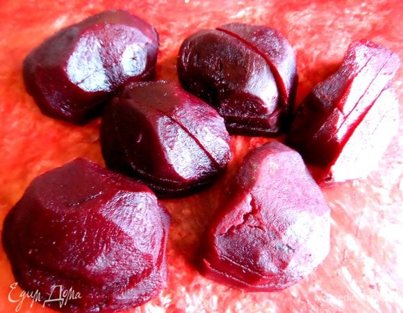 Свеклу отварить,нарезать крупно.