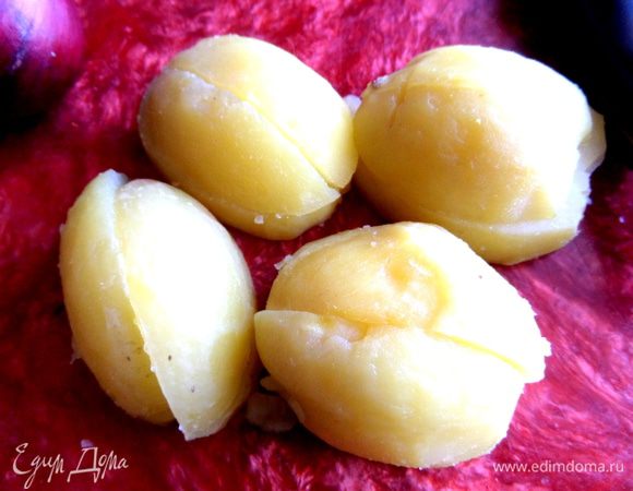 Картофель отварить.