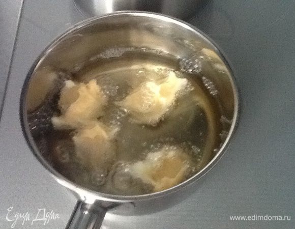 Разогреваем масло для фритюра.
Столовую ложку смазываем растительным маслом,набираем тесто и опускаем в масло, жарим до золотистого цвета.