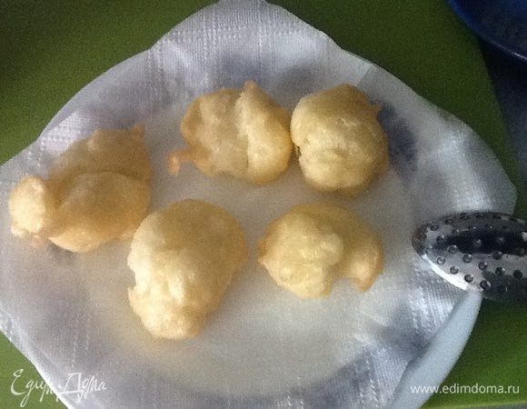 Готовые пышки выкладываем на бумажное полотенце.
