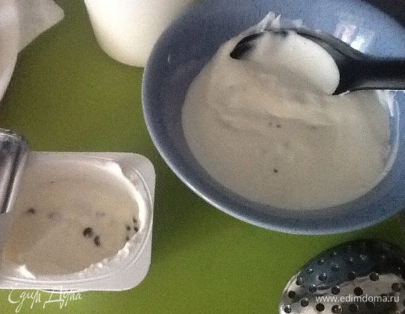 В каждой пышке делаем отверстие и начиняем кремом. У меня взбитые сливки с воздушным творожком.