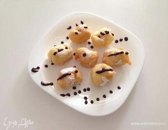 Украшаем по желанию. Это очень калорийное блюдо, много не съешь, одну с кофе-вкусно.