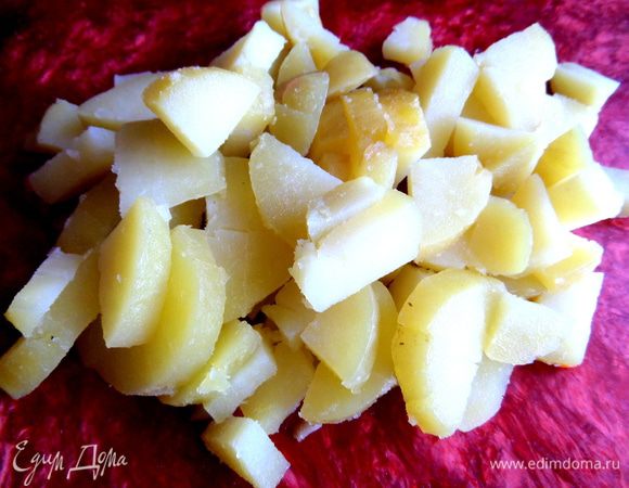 Нарезать такими же кусочками.