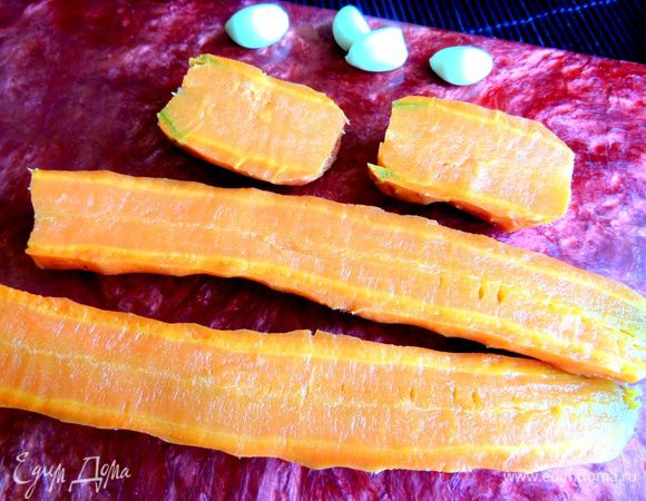 Морковь отварить (намного раньше вытащить из общих овощей!).