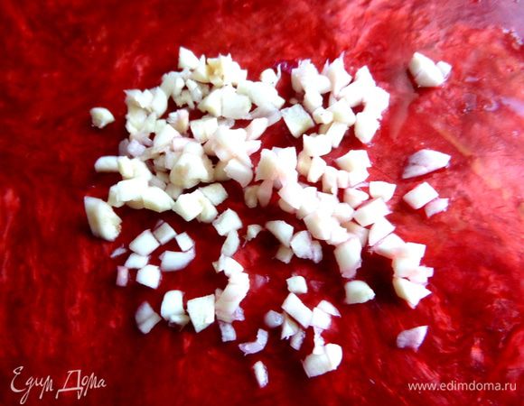 Чеснок измельчить..