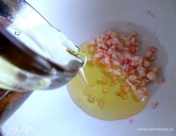 Добавить в пиалку к чесноку масло для салатов.