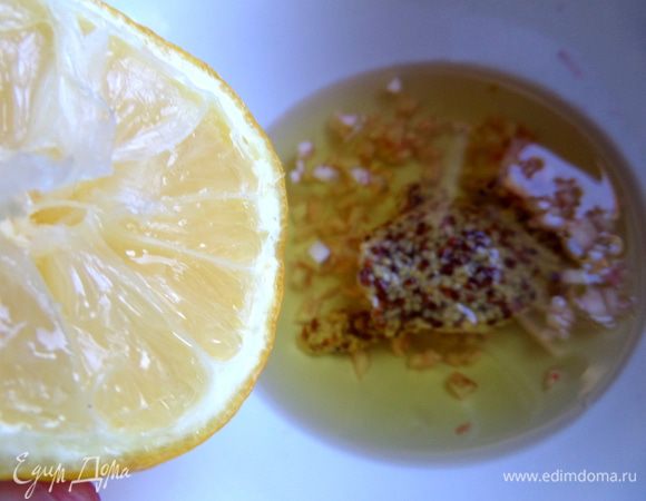 Выдавливаем сок из половинки лимона. Или заменяем бальзамическим уксусом!