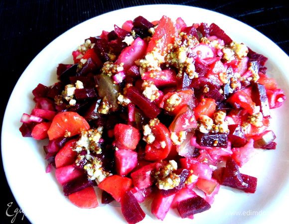 И поливаем салатной заправкой.