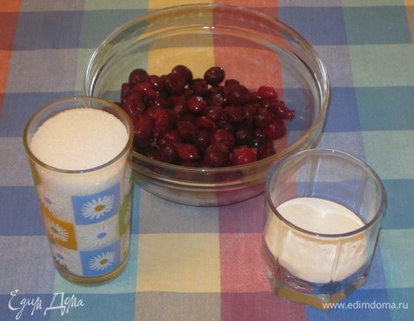 Подготовить продукты: замороженную вишню, сахар и манную крупу.