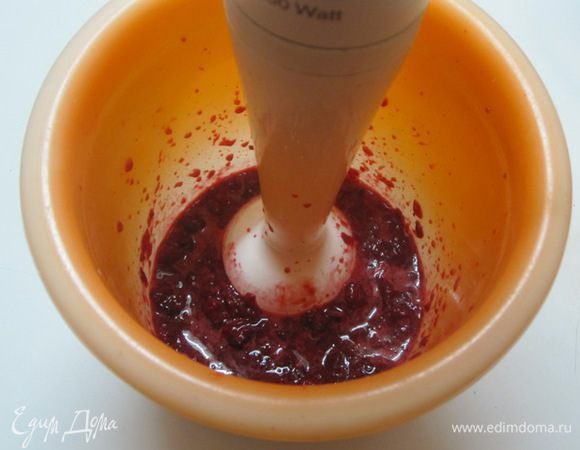 Вишню разморозить. Разбить блендером.