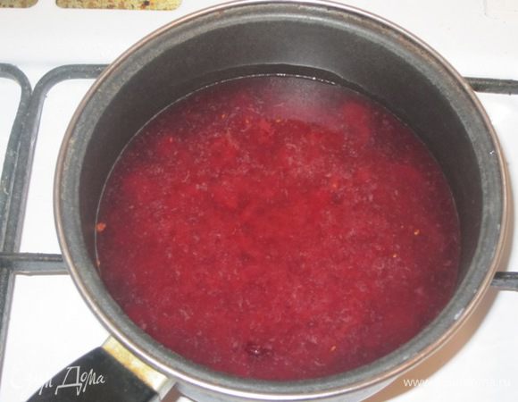 Добавить 1/3 стакана кипятка и отжать через марлю. Полученный сок поставить в холодильник. Выжимки от ягод залить 2 стаканами воды и прокипятить 5 минут.