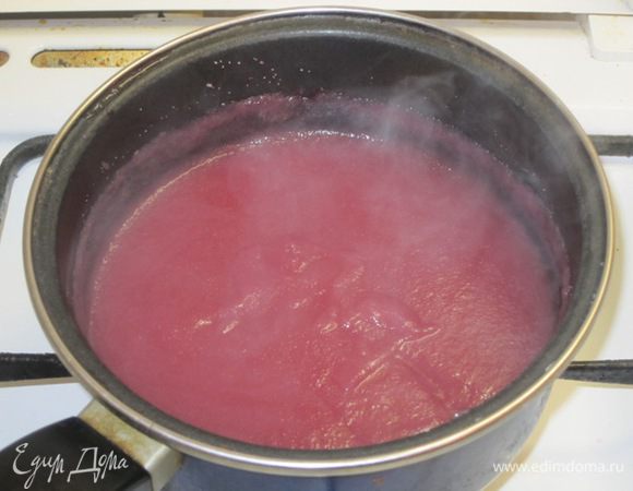 И на полученном отваре заварить манную крупу, всыпая её в кипящий отвар постепенно, при помешивании.