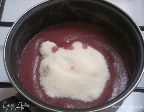 После 20 минут медленного кипения всыпать сахар. Дать массе вскипеть и снять с огня.