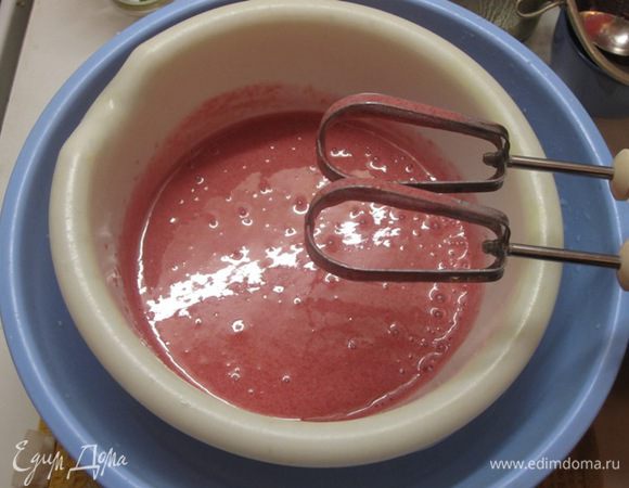 В сваренную массу влить отжатый ранее сок и взбить миксером до образования густой пены.