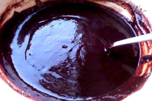И так топим ганаш из шоколада,сливок и масла по рецепту: http://www.edimdoma.ru/retsepty/66169-tort-shokoladnyy-muss-bez-muki