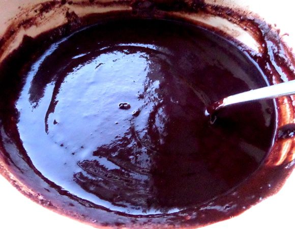 И так топим ганаш из шоколада,сливок и масла  по рецепту: http://www.edimdoma.ru/retsepty/66169-tort-shokoladnyy-muss-bez-muki