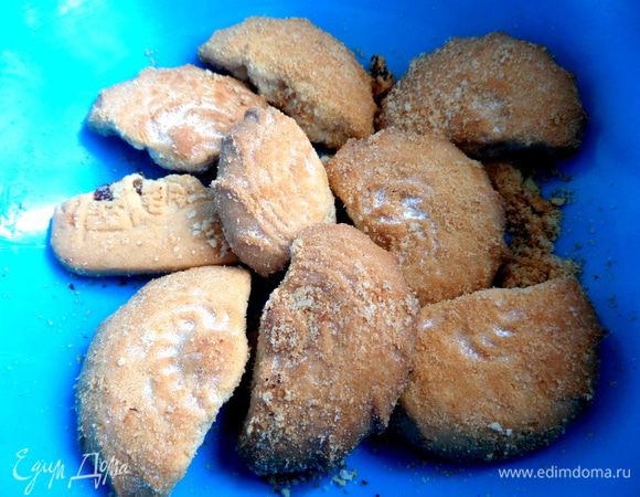 Печенье типа курабье поломать пополам.