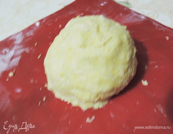 Теперь добавляем сюда же сахарную пудру, натертую лимонную цедру, соль, протертые желтки и миндальную муку. Быстро замешиваем тесто и собираем в комок. Тесто может слегка рассыпаться. Это нормально. На этом этапе у меня получилось некачественное фото, а я заметила это только через день, когда села писать рецепт.