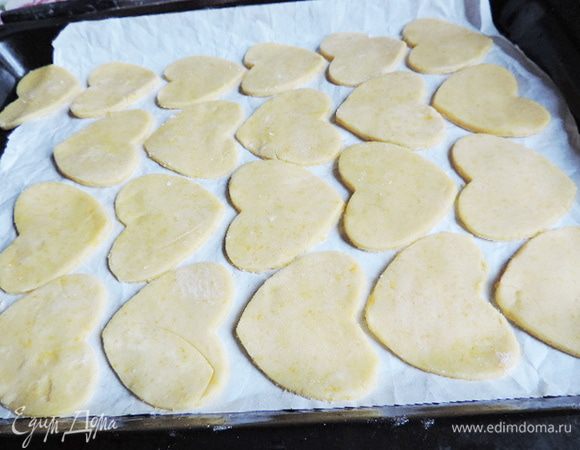 Тесто заворачиваем в пищевую пленку и отправляем в холодильник минимум на 2-3 часа. у меня оно провело там целую ночь. Готовое тесто раскатываем толщиной примерно 3 мм, постоянно припудривая поверхность теста и стола мукой и вырезаем печенье любой желаемой формы. Выпекаем в разогретой до 180 градусов духовке 10-15 минут до красивого золотистого цвета или пока края печенья не начнут хорошо румяниться.