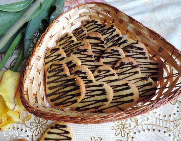 Остывшее печенье украшаем растопленным с молоком шоколадом при помощи кондитерского мешочка или плотного пакетика (файла) со срезанным уголком.