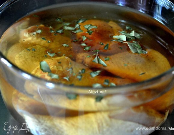 В большой емкости смешаем соль,коричневый сахар, черный перец 1 стол.л и лавровый лист. Добавить 4 стакана горячей воды. Соль и сахар разойдется, помешиваем,помогаем. Добавим пиво,дадим ему разойтись,  затем 4 стакана кубиков льда пищевого.
Как лед растает выложим наши куриные ножки. Закроем пленкой и поставим в холодильник на 4 часа.
