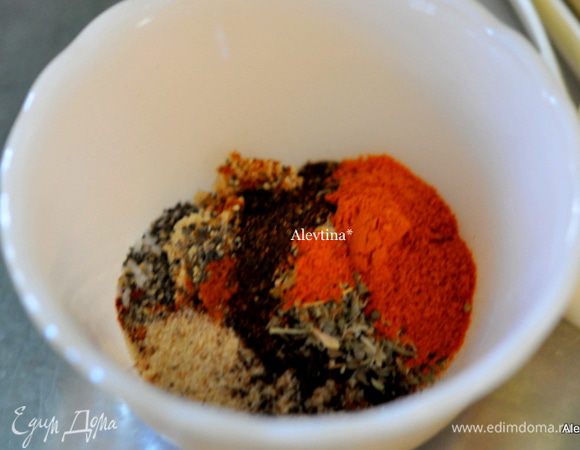 Смешаем в небольшой емкости дополнительные ингредиенты/они идут плюсом к основным,те что для рассола и таблица плюсы не принимает, поэтому они указаны в шагах/ ½ ч.л соли,½ ч.л коричневый сахар, ¼ ч.л черный перец и все для сухого маринада кроме оливкового масла.