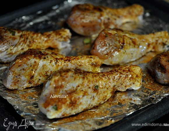 Достанем ножки из рассола и дадим полежать 10 мин. Промокнем полотенцем бумажным, если оч. мокрые. Кисточкой смажем оливковое масло по ножкам, а затем обсыпаем  со всех сторон сухим маринадом. Выложим на противень с фольгой внизу и сверху, поставим в духовку в режим гриля или на 180 гр на 1 час или до готовности, переворачиваем в процессе.