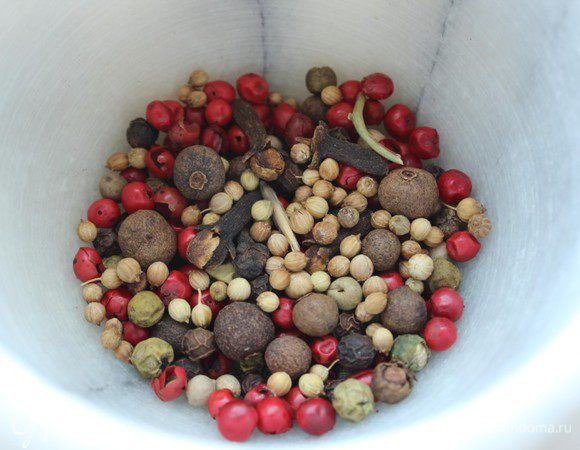 Поместить в ступку все специи и измельчить их в крупную крошку.