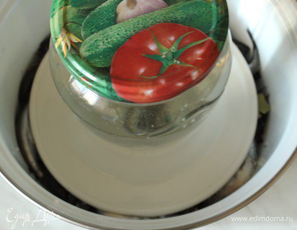 Накрыть рыбу  тарелкой и поставить под гнет. Я использовала банку с водой. Оставить кастрюлю на окне на ночь. Утром рыба будет готова.