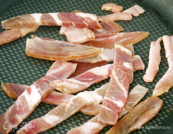 Ветчину нарезать полосками и обжарить. 