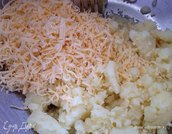 Картофель отварной и сыр натереть на мелкой тёрке.
