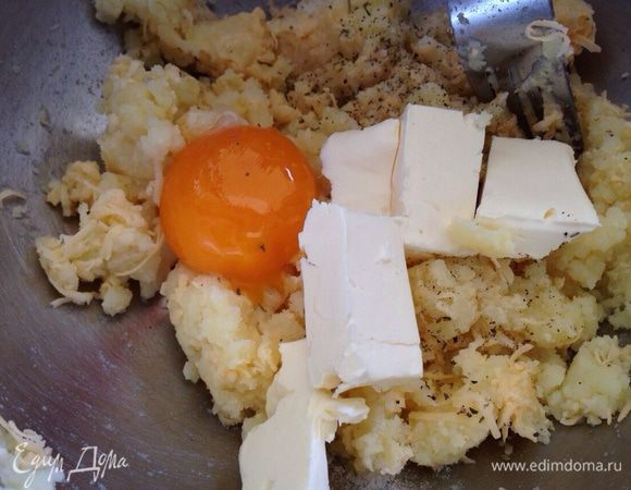 Добавить яичный желток, соль, смесь прованских трав (заменить можно розмарином) и мягкое сливочное масло.