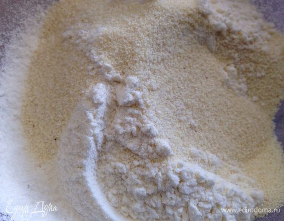 Просеять в миску муку и добавить манку.