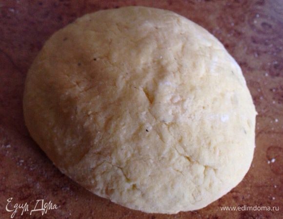 Замесить некрутое тесто и на 30 минут отправить в холодильник.