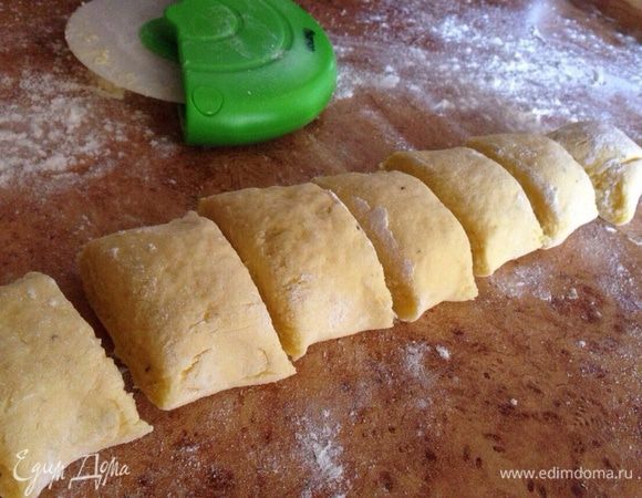 Тесто раскатать колбаской. Нарезать примерно на 12-14 частей.