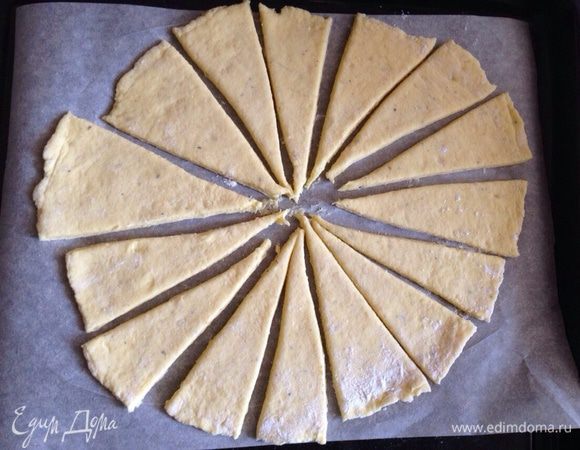 Разрезать пласт на кусочки любой формы. Немного раздвинуть их между собой.