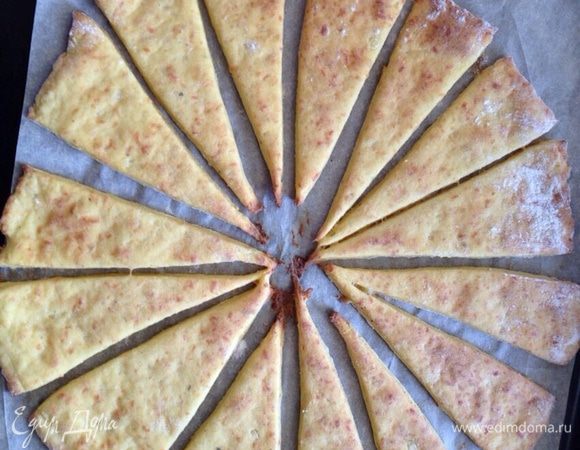 Переместить лист с тестом на противень.Выпекать при температуре 180 градусов 20-25 минут.