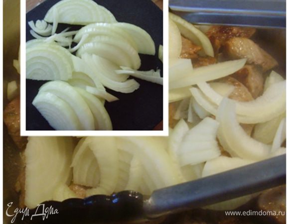 Тем временем порезать лук полукольцами и добавить к обжаренному мясу. 