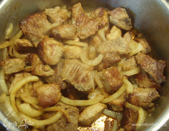 Обжарить мясо с луком в течении 10 мин. до лёгкой золотистой корочки.